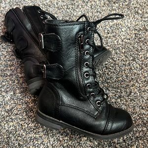Toddlers girl boots size 9. In excellent condition.used a few times.